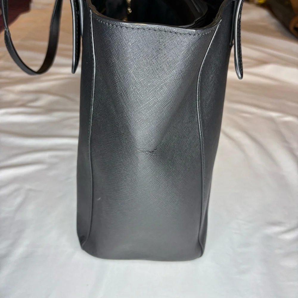 ❌SOLD!❌ $320 Tory Burch York Tote Black Saffiano Leather size Large EUC - Picture 8 of 17